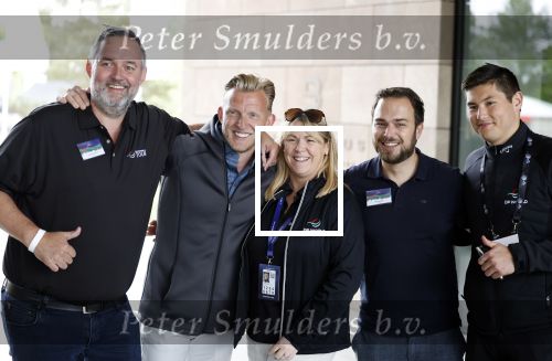 Cromvoirt 25 mei 2023
Dirk Kuyt deed vandaag mee met BEAT THE PRO op de KLM Open op golfbaan Bernardus. Ook zijn vriendin Kate Ruinemans was erbij. Dirk Kuyt met fans van Liverpool