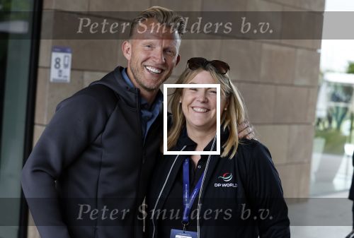 Cromvoirt 25 mei 2023
Dirk Kuyt deed vandaag mee met BEAT THE PRO op de KLM Open op golfbaan Bernardus. Ook zijn vriendin Kate Ruinemans was erbij. Dirk Kuyt met fans van Liverpool