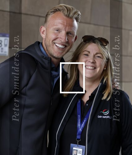 Cromvoirt 25 mei 2023
Dirk Kuyt deed vandaag mee met BEAT THE PRO op de KLM Open op golfbaan Bernardus. Ook zijn vriendin Kate Ruinemans was erbij. Dirk Kuyt met fans van Liverpool
