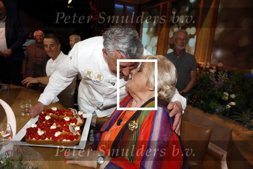 Hilversum 27 mei 2023
Omroep Max viert tijdens uitzending de 80e verjaardag van Erica Terpstra.
Aanwezig oa oa Albert Verlinde Onno Hoes Robert v Beckhoven Jan Slagter Sybrand Niessen Aran bade en Trinko Keen.