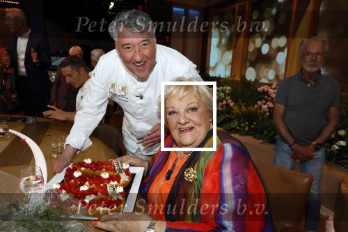 Hilversum 27 mei 2023
Omroep Max viert tijdens uitzending de 80e verjaardag van Erica Terpstra.
Aanwezig oa oa Albert Verlinde Onno Hoes Robert v Beckhoven Jan Slagter Sybrand Niessen Aran bade en Trinko Keen.
