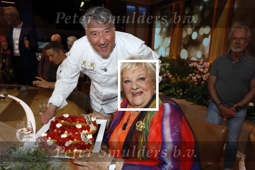 Hilversum 27 mei 2023
Omroep Max viert tijdens uitzending de 80e verjaardag van Erica Terpstra.
Aanwezig oa oa Albert Verlinde Onno Hoes Robert v Beckhoven Jan Slagter Sybrand Niessen Aran bade en Trinko Keen.