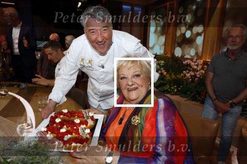 Hilversum 27 mei 2023
Omroep Max viert tijdens uitzending de 80e verjaardag van Erica Terpstra.
Aanwezig oa oa Albert Verlinde Onno Hoes Robert v Beckhoven Jan Slagter Sybrand Niessen Aran bade en Trinko Keen.