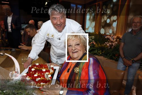Hilversum 27 mei 2023
Omroep Max viert tijdens uitzending de 80e verjaardag van Erica Terpstra.
Aanwezig oa oa Albert Verlinde Onno Hoes Robert v Beckhoven Jan Slagter Sybrand Niessen Aran bade en Trinko Keen.