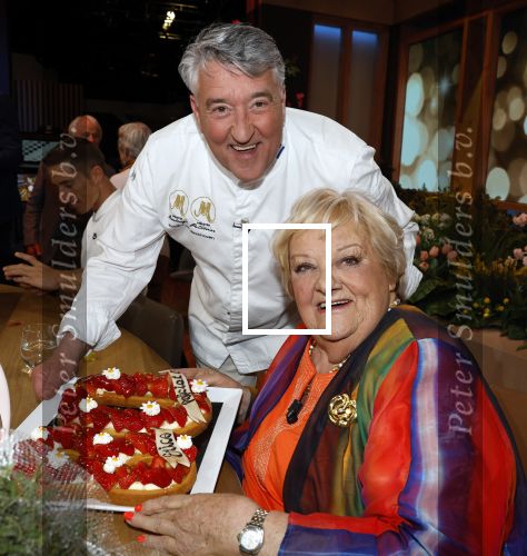 Hilversum 27 mei 2023
Omroep Max viert tijdens uitzending de 80e verjaardag van Erica Terpstra.
Aanwezig oa oa Albert Verlinde Onno Hoes Robert v Beckhoven Jan Slagter Sybrand Niessen Aran bade en Trinko Keen.