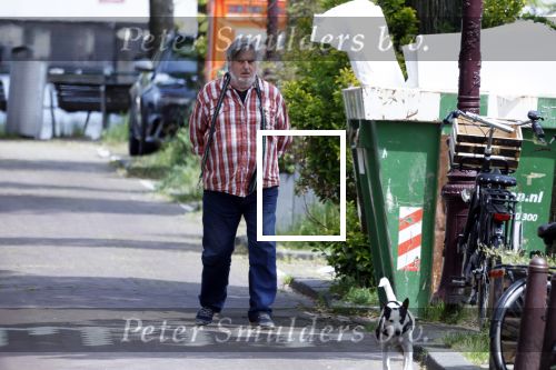 Amsterdam, 18 Mei 2023
Hans v d Togt wandelend met zijn hondje door Amsterdam
