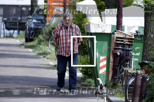 Amsterdam, 18 Mei 2023
Hans v d Togt wandelend met zijn hondje door Amsterdam