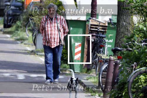 Amsterdam, 18 Mei 2023
Hans v d Togt wandelend met zijn hondje door Amsterdam