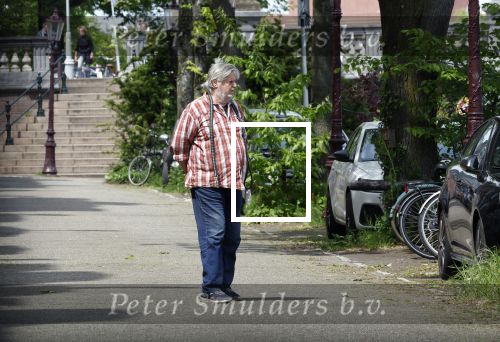 Amsterdam, 18 Mei 2023
Hans v d Togt wandelend met zijn hondje door Amsterdam