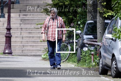 Amsterdam, 18 Mei 2023
Hans v d Togt wandelend met zijn hondje door Amsterdam
