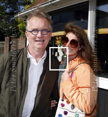 Noordwijk 17 mei 2023
Opening pension Code Rose van Martien Meiland en Erica Meiland . Ook Montana Maxime en Leroy Molkenboer zijn aanwezig Dochter Claire doet de openingshandeling.
Jaap Meiland met zijn vrouw
