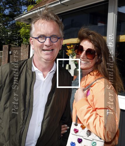 Noordwijk 17 mei 2023
Opening pension Code Rose van Martien Meiland en Erica Meiland . Ook Montana Maxime en Leroy Molkenboer zijn aanwezig Dochter Claire doet de openingshandeling.
Jaap Meiland met zijn vrouw