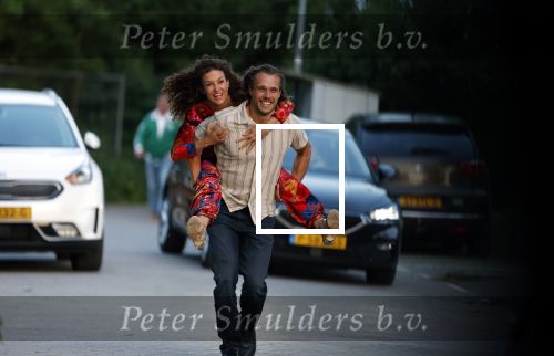 Durgerdam 26 mei 2023
Katja Schuurman en Niek Schrijvershof  gaan eenhapje eten bij restaurant Mark in Durgerdam. Daarna genieten ze van de zonsondergang.