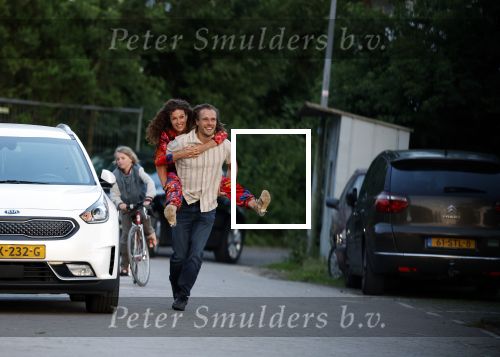 Durgerdam 26 mei 2023
Katja Schuurman en Niek Schrijvershof  gaan eenhapje eten bij restaurant Mark in Durgerdam. Daarna genieten ze van de zonsondergang.