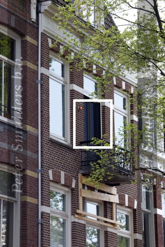 Amsterdam 20 mei 2023
Het balkon van het huis / appartement van Leco v Zadelhoff wordt ondersteund door een houten constructie.