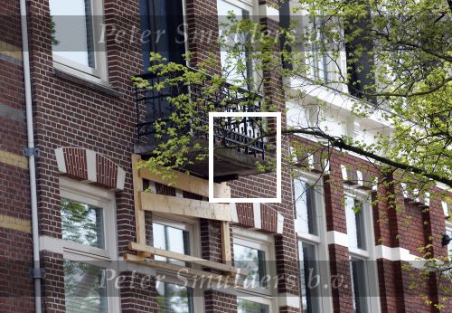 Amsterdam 20 mei 2023
Het balkon van het huis / appartement van Leco v Zadelhoff wordt ondersteund door een houten constructie.