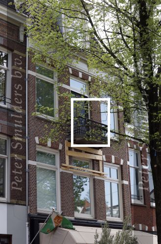 Amsterdam 20 mei 2023
Het balkon van het huis / appartement van Leco v Zadelhoff wordt ondersteund door een houten constructie.