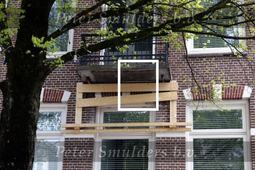 Amsterdam 20 mei 2023
Het balkon van het huis / appartement van Leco v Zadelhoff wordt ondersteund door een houten constructie.