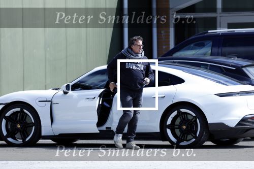 Alkmaar eo 17 mei 2023
Marco Borsato krijgt uitleg over dressuur van een instructeur op een manege