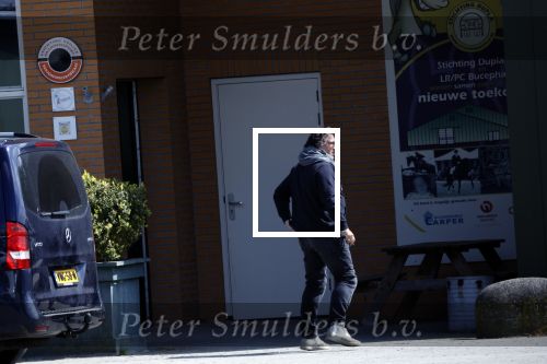 Alkmaar eo 17 mei 2023
Marco Borsato krijgt uitleg over dressuur van een instructeur op een manege