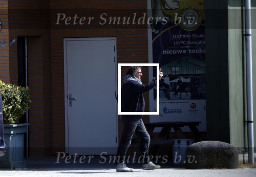 Alkmaar eo 17 mei 2023
Marco Borsato krijgt uitleg over dressuur van een instructeur op een manege