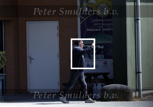 Alkmaar eo 17 mei 2023
Marco Borsato krijgt uitleg over dressuur van een instructeur op een manege