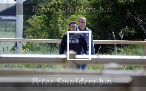 Alkmaar eo 17 mei 2023
Marco Borsato krijgt uitleg over dressuur van een instructeur op een manege
