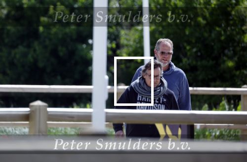 Alkmaar eo 17 mei 2023
Marco Borsato krijgt uitleg over dressuur van een instructeur op een manege