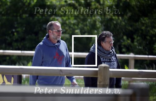 Alkmaar eo 17 mei 2023
Marco Borsato krijgt uitleg over dressuur van een instructeur op een manege