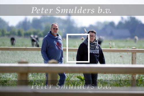 Alkmaar eo 17 mei 2023
Marco Borsato krijgt uitleg over dressuur van een instructeur op een manege