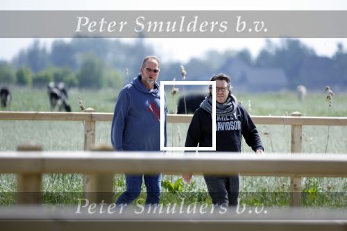Alkmaar eo 17 mei 2023
Marco Borsato krijgt uitleg over dressuur van een instructeur op een manege