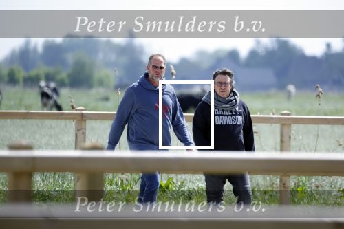 Alkmaar eo 17 mei 2023
Marco Borsato krijgt uitleg over dressuur van een instructeur op een manege