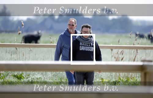Alkmaar eo 17 mei 2023
Marco Borsato krijgt uitleg over dressuur van een instructeur op een manege