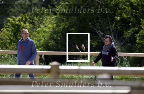 Alkmaar eo 17 mei 2023
Marco Borsato krijgt uitleg over dressuur van een instructeur op een manege
