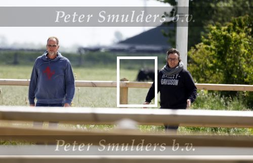 Alkmaar eo 17 mei 2023
Marco Borsato krijgt uitleg over dressuur van een instructeur op een manege