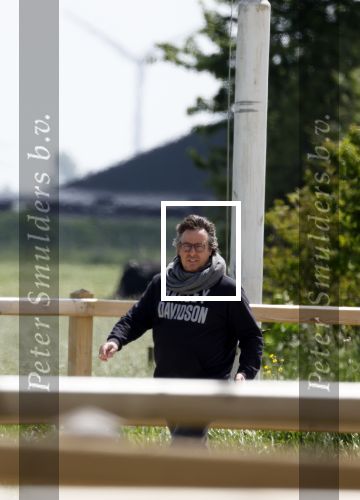 Alkmaar eo 17 mei 2023
Marco Borsato krijgt uitleg over dressuur van een instructeur op een manege