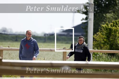 Alkmaar eo 17 mei 2023
Marco Borsato krijgt uitleg over dressuur van een instructeur op een manege