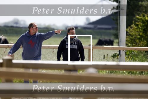 Alkmaar eo 17 mei 2023
Marco Borsato krijgt uitleg over dressuur van een instructeur op een manege