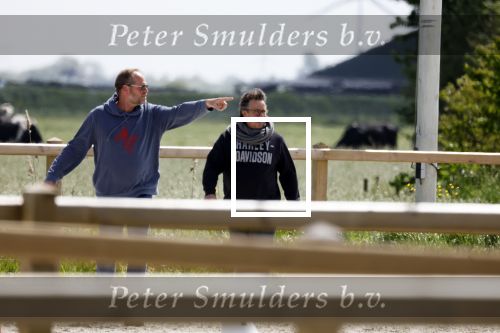 Alkmaar eo 17 mei 2023
Marco Borsato krijgt uitleg over dressuur van een instructeur op een manege