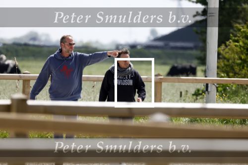 Alkmaar eo 17 mei 2023
Marco Borsato krijgt uitleg over dressuur van een instructeur op een manege