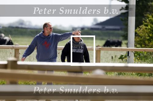 Alkmaar eo 17 mei 2023
Marco Borsato krijgt uitleg over dressuur van een instructeur op een manege