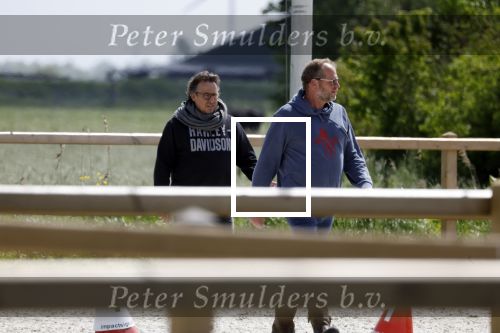 Alkmaar eo 17 mei 2023
Marco Borsato krijgt uitleg over dressuur van een instructeur op een manege