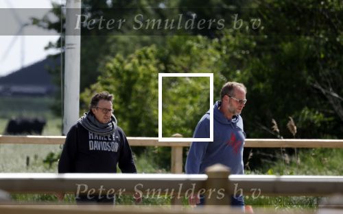 Alkmaar eo 17 mei 2023
Marco Borsato krijgt uitleg over dressuur van een instructeur op een manege