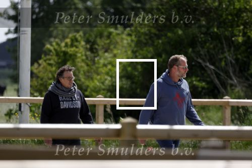 Alkmaar eo 17 mei 2023
Marco Borsato krijgt uitleg over dressuur van een instructeur op een manege