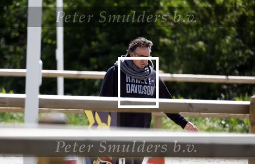Alkmaar eo 17 mei 2023
Marco Borsato krijgt uitleg over dressuur van een instructeur op een manege