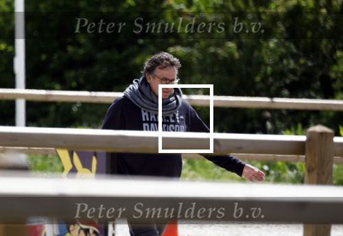 Alkmaar eo 17 mei 2023
Marco Borsato krijgt uitleg over dressuur van een instructeur op een manege