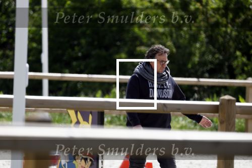 Alkmaar eo 17 mei 2023
Marco Borsato krijgt uitleg over dressuur van een instructeur op een manege