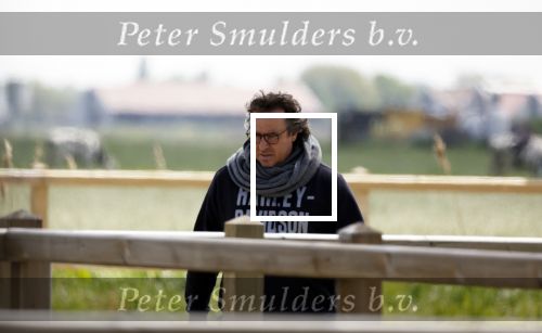 Alkmaar eo 17 mei 2023
Marco Borsato krijgt uitleg over dressuur van een instructeur op een manege