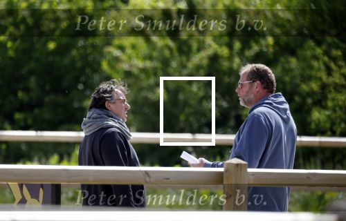 Alkmaar eo 17 mei 2023
Marco Borsato krijgt uitleg over dressuur van een instructeur op een manege