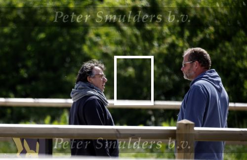 Alkmaar eo 17 mei 2023
Marco Borsato krijgt uitleg over dressuur van een instructeur op een manege